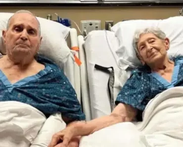Az idős pár kéz a kézben tölti utolsó pillanatait a kórházi személyzetnek köszönhetően.