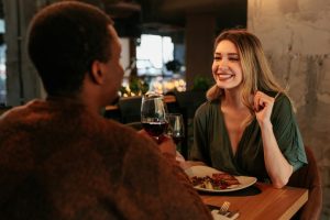A nő letiltja a férfit, miután az több mint 500 dollárt fizetett a vacsora randijukért – az érvelése megdöbbentő lesz