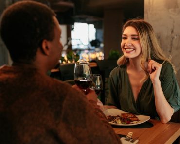 A nő letiltja a férfit, miután az több mint 500 dollárt fizetett a vacsora randijukért – az érvelése megdöbbentő lesz