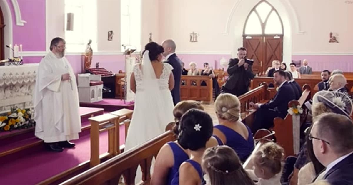 A szertartást megállította egy hang a templom hátsó részében – amikor a menyasszony megfordult, könnyekben tört ki.