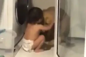 Az otthoni videó rögzíti, ahogy az édes kisgyerek megvigasztalja a vihartól megrémült kutyát.