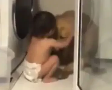 Az otthoni videó rögzíti, ahogy az édes kisgyerek megvigasztalja a vihartól megrémült kutyát.