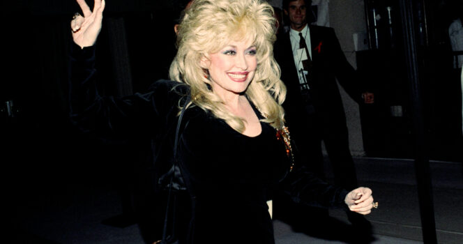 Dolly Parton rajongóit lenyűgözte az énekesnő valódi haja, amelyet évekig parókák rejtettek